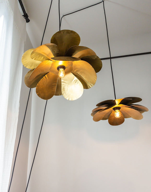 Délicates suspensions Cosmos en forme de fleur en métal doré