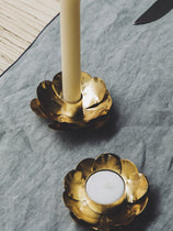 Deux petits bougeoirs en forme de fleur dorée en métal pour chandelles et lumignon