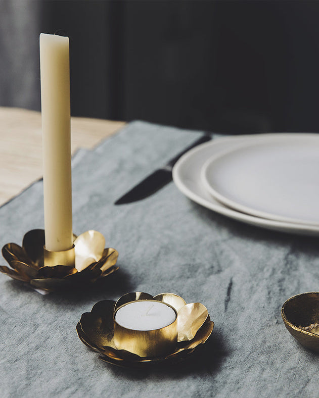 Deux bougeoirs en métal doré en forme de fleur pour une décoration de table