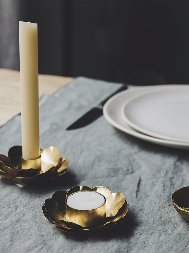 Deux bougeoirs en métal doré en forme de fleur pour une décoration de table