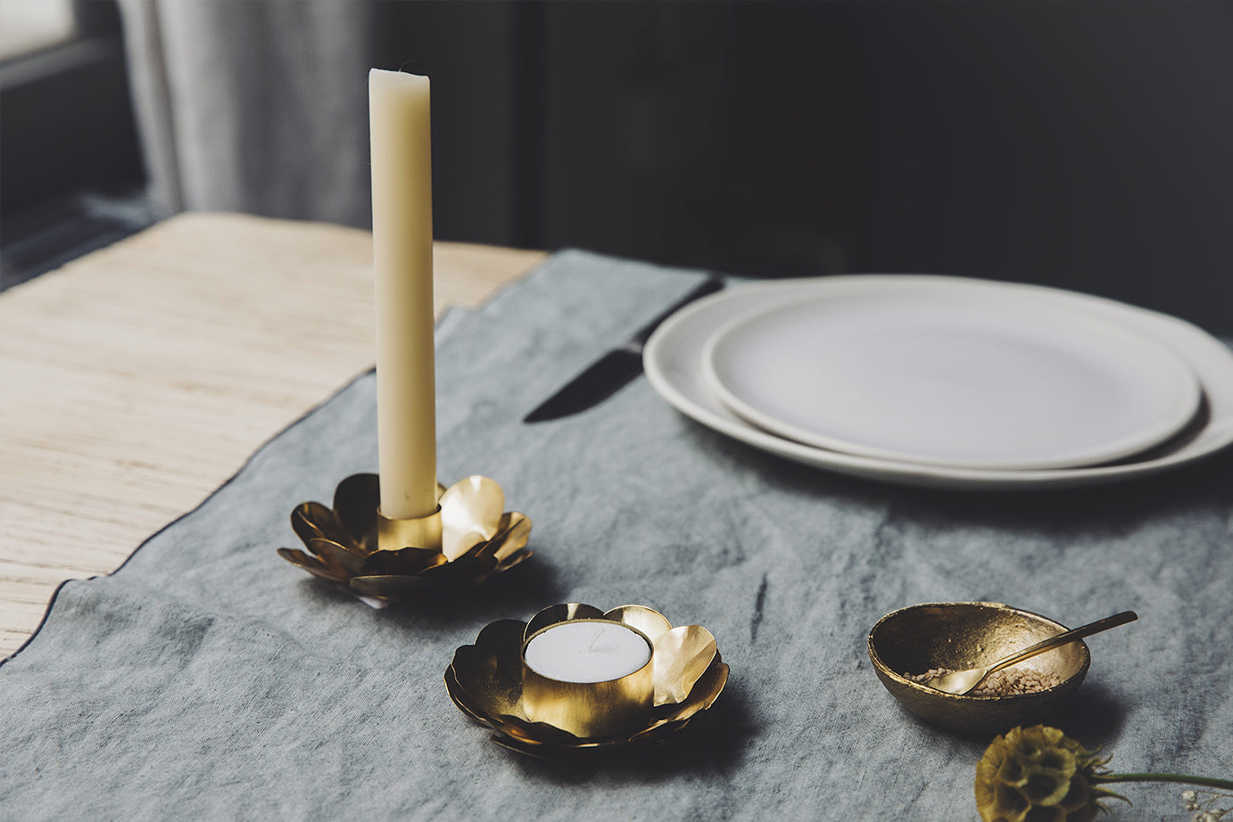 Deux bougeoirs en métal doré en forme de fleur pour une décoration de table