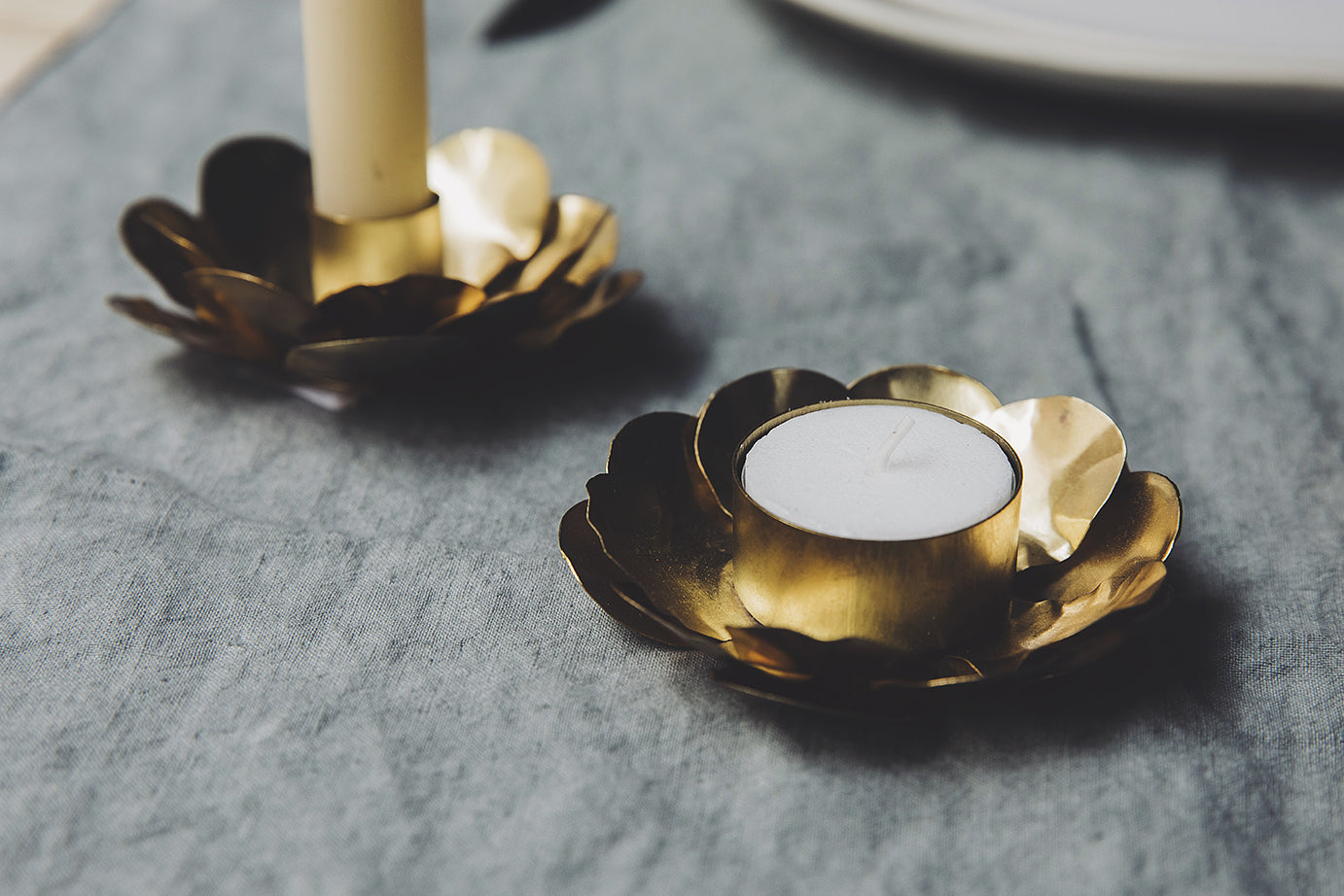 Décoration de table : deux bougeoirs en metal doré en forme de fleur