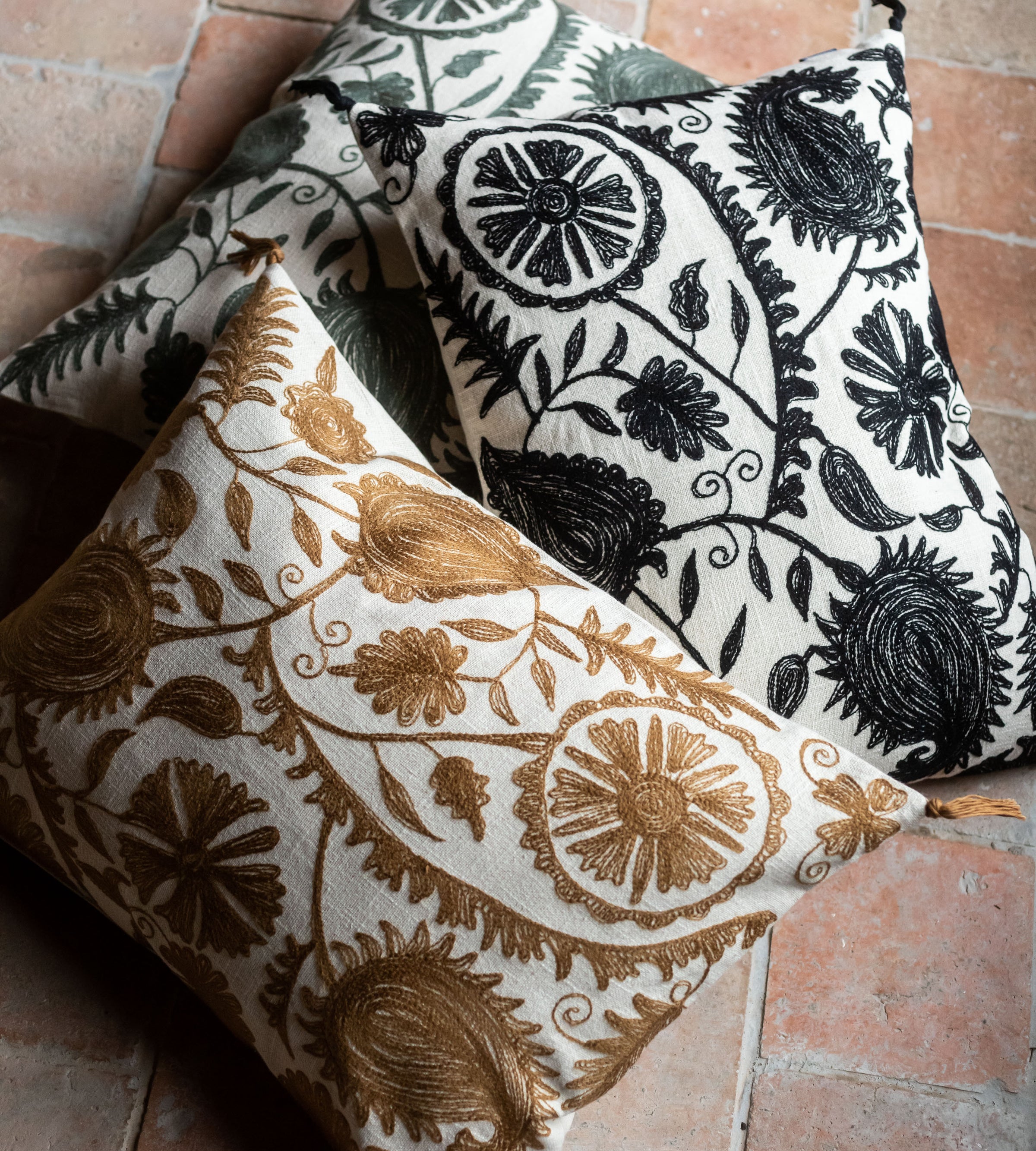 Trois housses de coussin en coton brodé Anor couleur Cannelle, Cypres et Reglisse