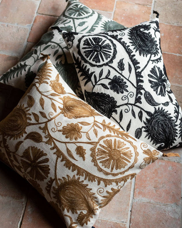 Trois housses de coussin en coton brodé Anor couleur Cannelle, Cypres et Reglisse
