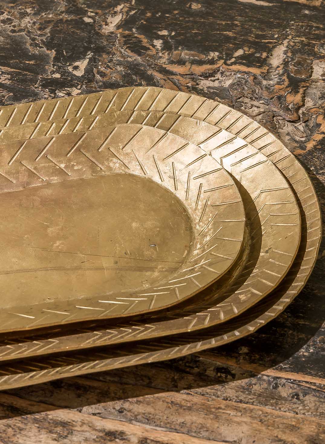 Set de 3 plateaux Dana en laiton massif doré et leur motif gravés à la main