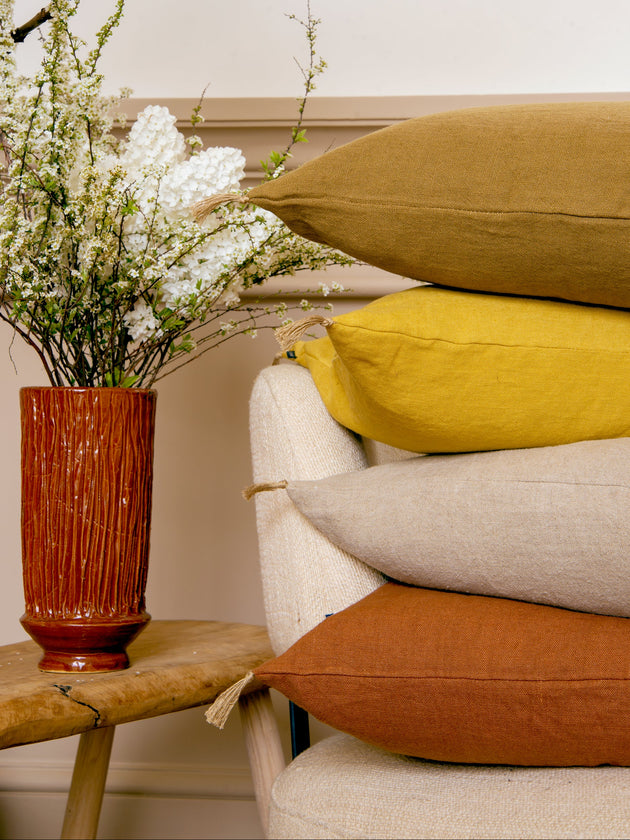 Ensemble de quatre coussins Luni assemblés en France avec leur pompons aux extremites