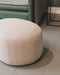 Petit pouf rond en tissu clair pour salon 