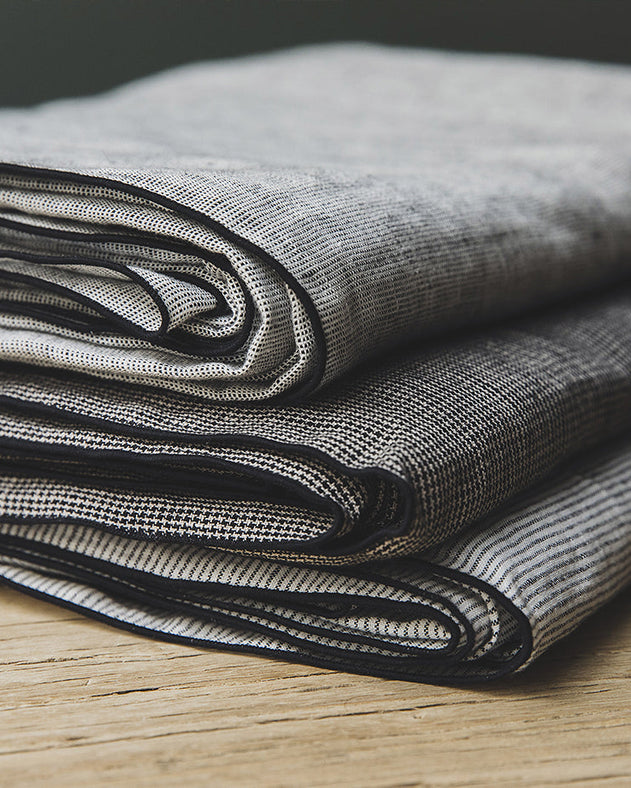 Présentation des 3 coloris de la nappe en lin à motif modèle Fil à Fil