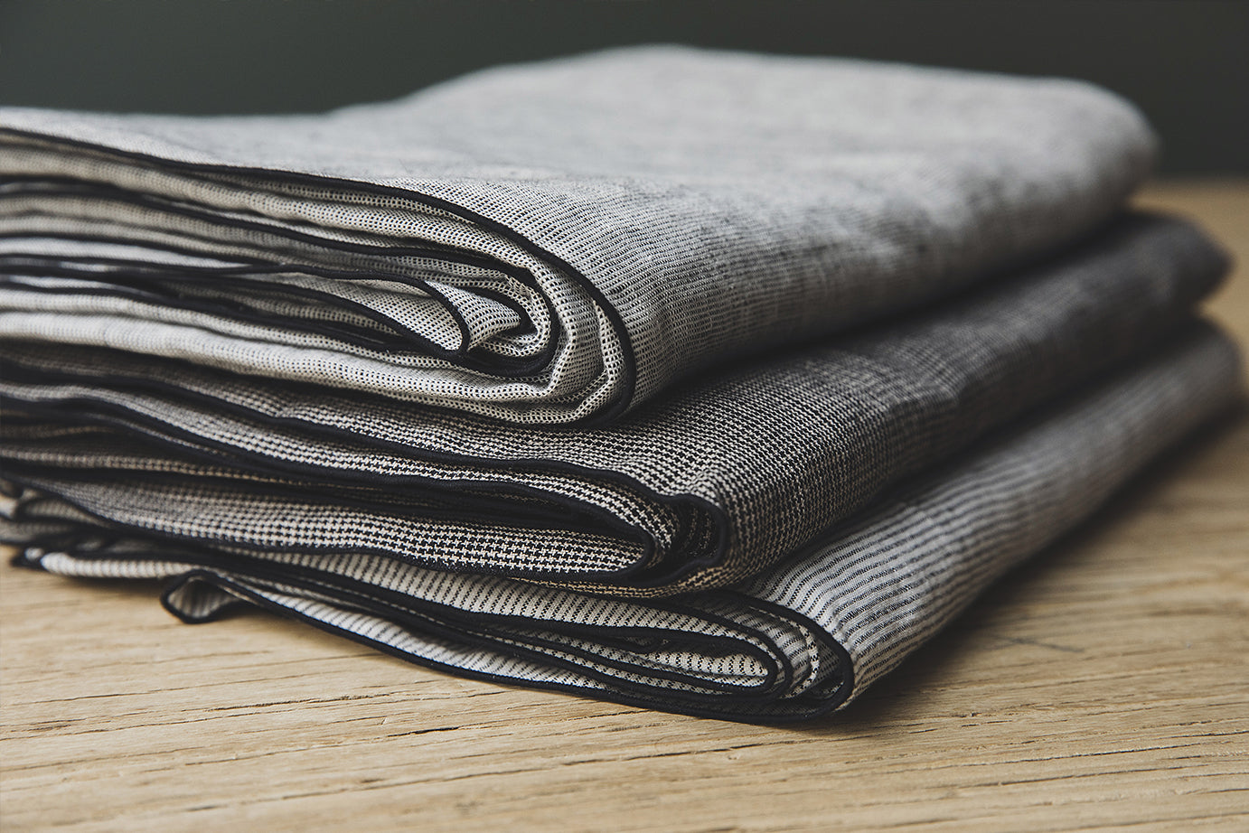 Présentation des 3 coloris de la nappe en lin à motif modèle Fil à Fil