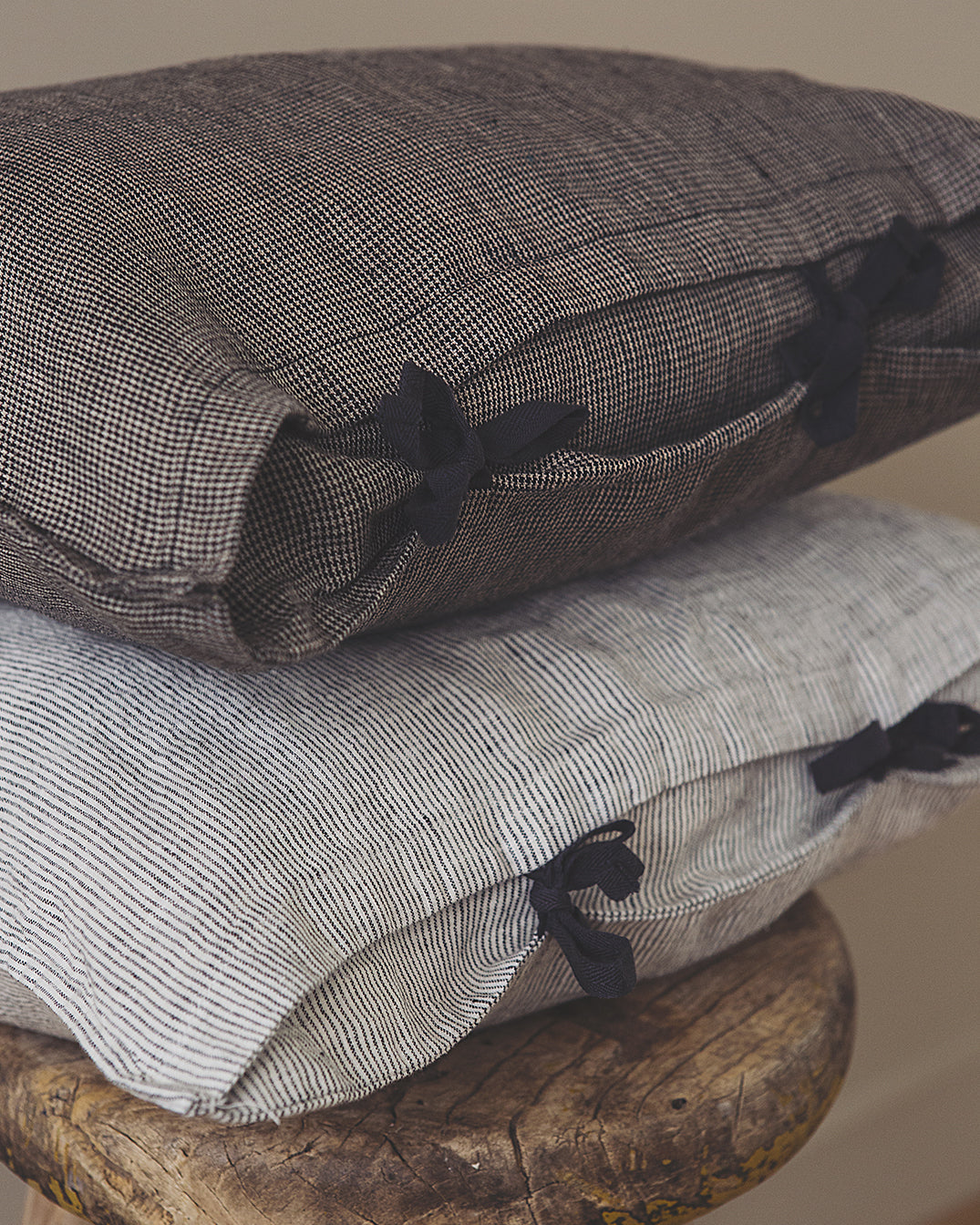 Petite housse de coussin Fil à fil en lin lavé avec nouettes coquettes et à motifs
