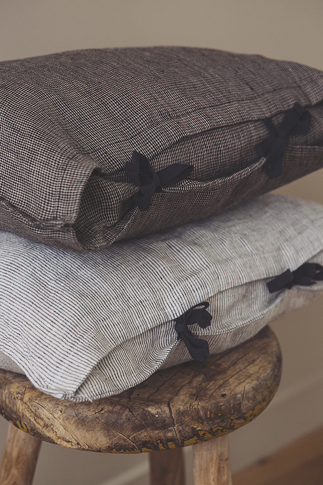 Petite housse de coussin Fil à fil en lin lavé avec nouettes coquettes et à motifs