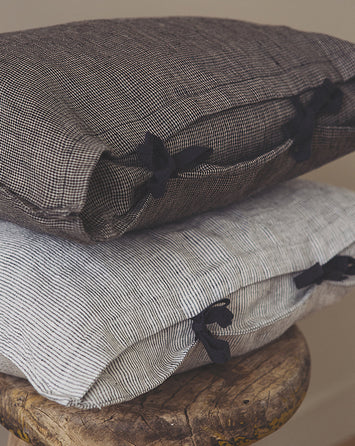 Petite housse de coussin Fil à fil en lin lavé avec nouettes coquettes et à motifs