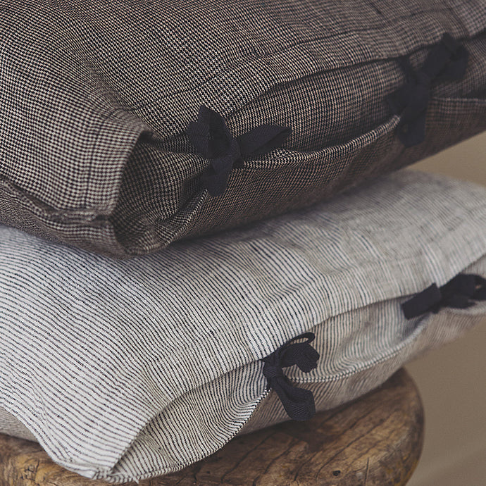 Petite housse de coussin Fil à fil en lin lavé avec nouettes coquettes et à motifs