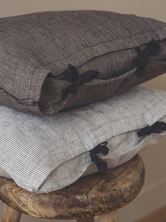 Petite housse de coussin Fil à fil en lin lavé avec nouettes coquettes et à motifs