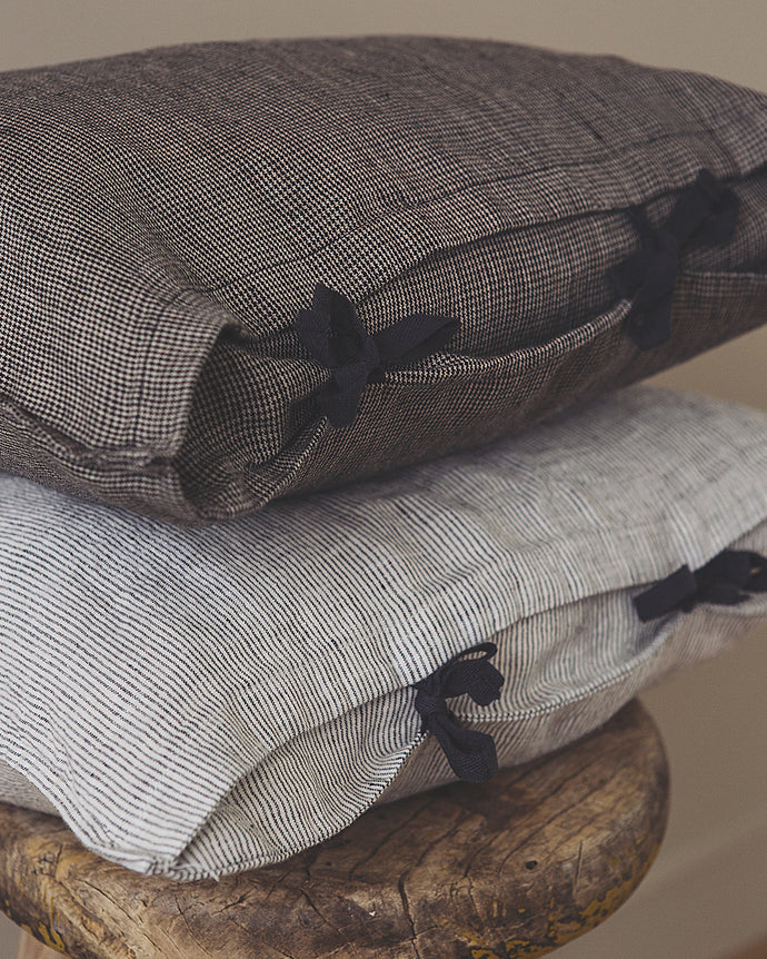 Petite housse de coussin Fil à fil en lin lavé avec nouettes coquettes et à motifs