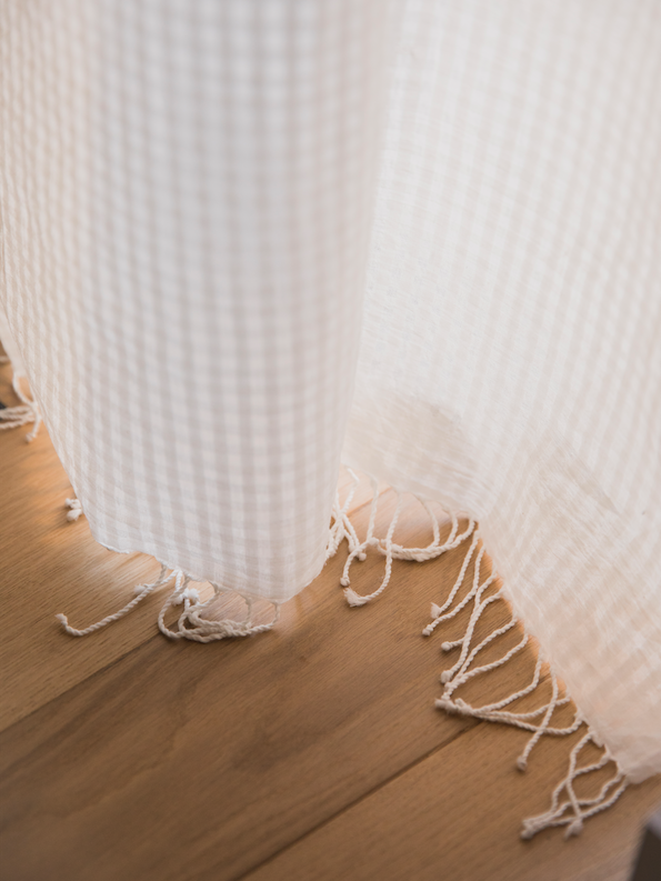Rideau Jalma avec délicats motifs vichy et fines franges aux extremités