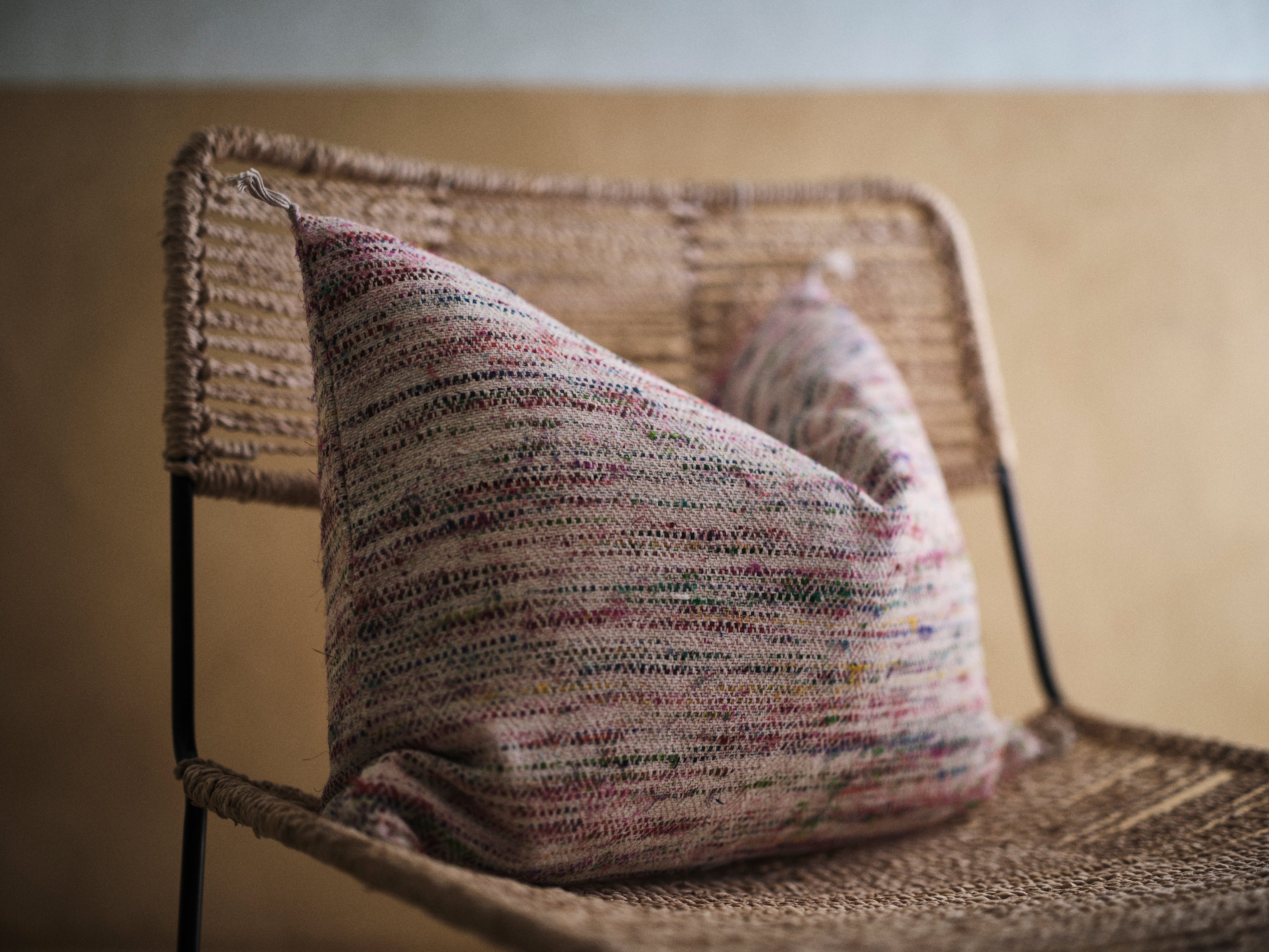 Housse de coussin colorée Confetti avec pompons signature