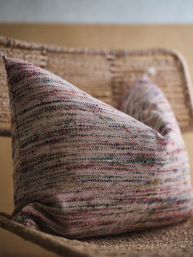 Housse de coussin colorée Confetti avec pompons signature
