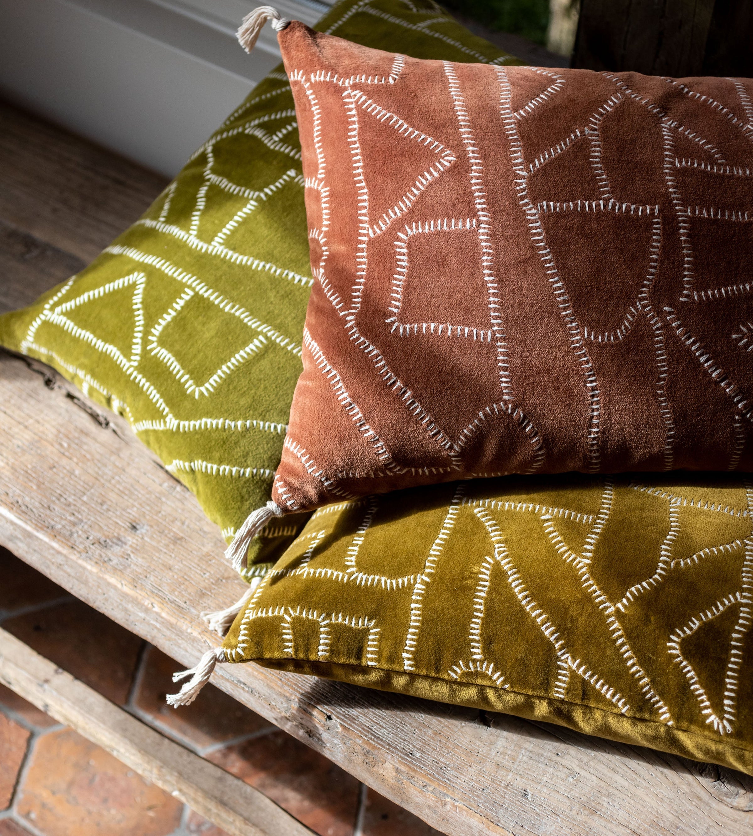 Trois housses de coussin Jody en velours de coton à motifs géométeriques