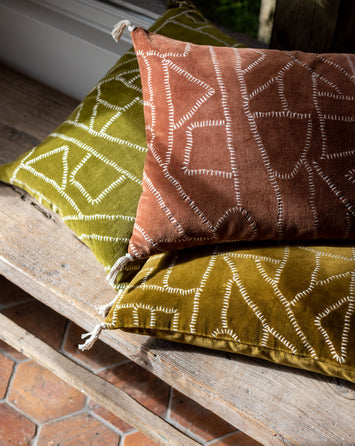Trois housses de coussin Jody en velours de coton à motifs géométeriques