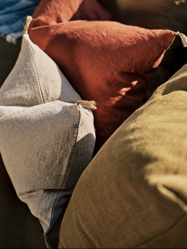 Housse de coussin Luni en lin avec pompons