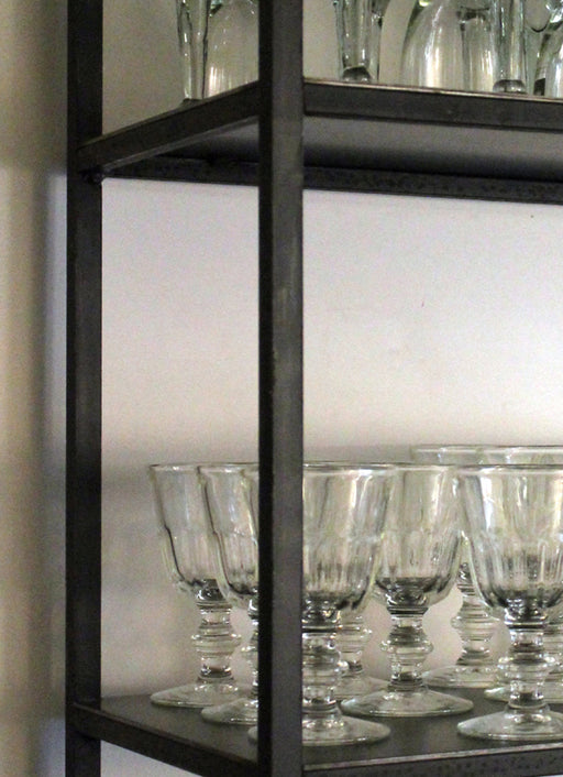 Rangement : bibliothèque noir en acier brut