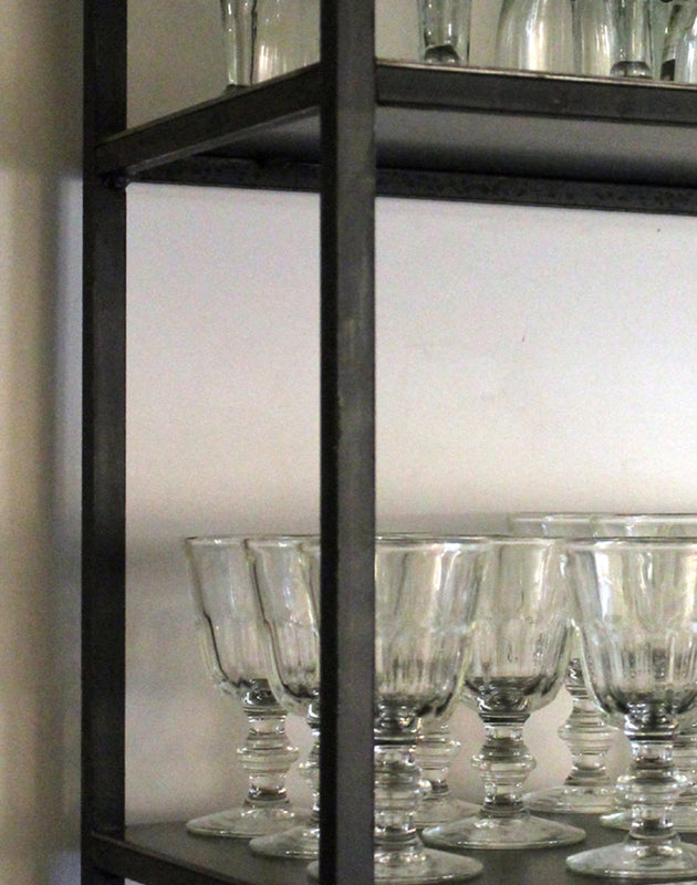 Rangement : bibliothèque noir en acier brut