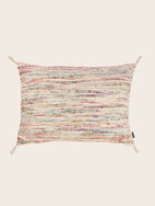 Packshot de la housse de coussin confetti en coton et en soie avec pompons signature