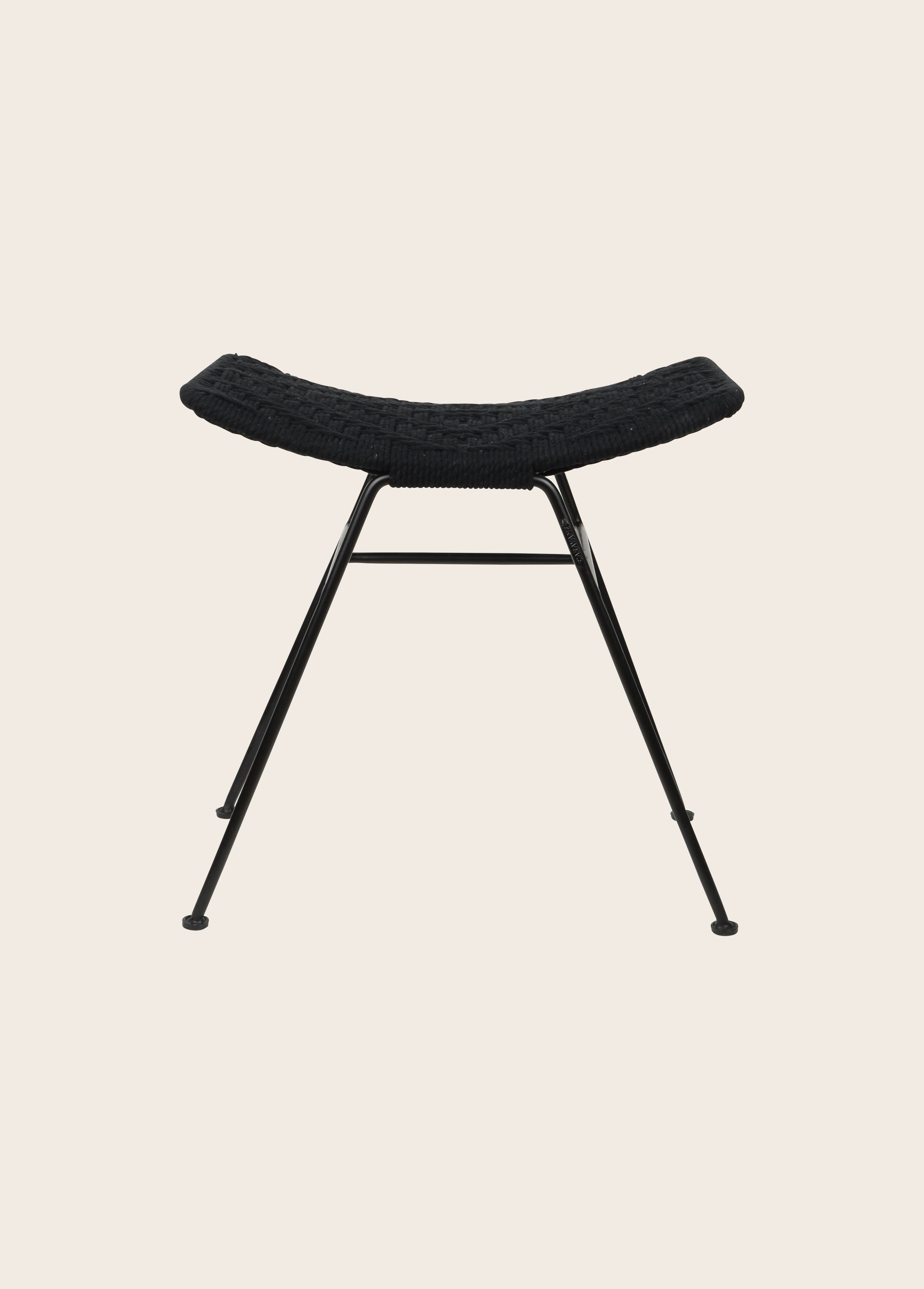 Tabouret Murgi losange en coton couleur charcoal et sa structure en fer.