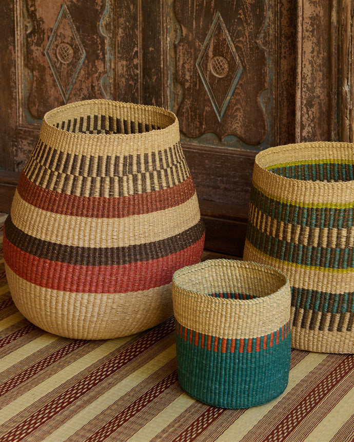 Ensemble de trois paniers en fibre végétale naturelle.
