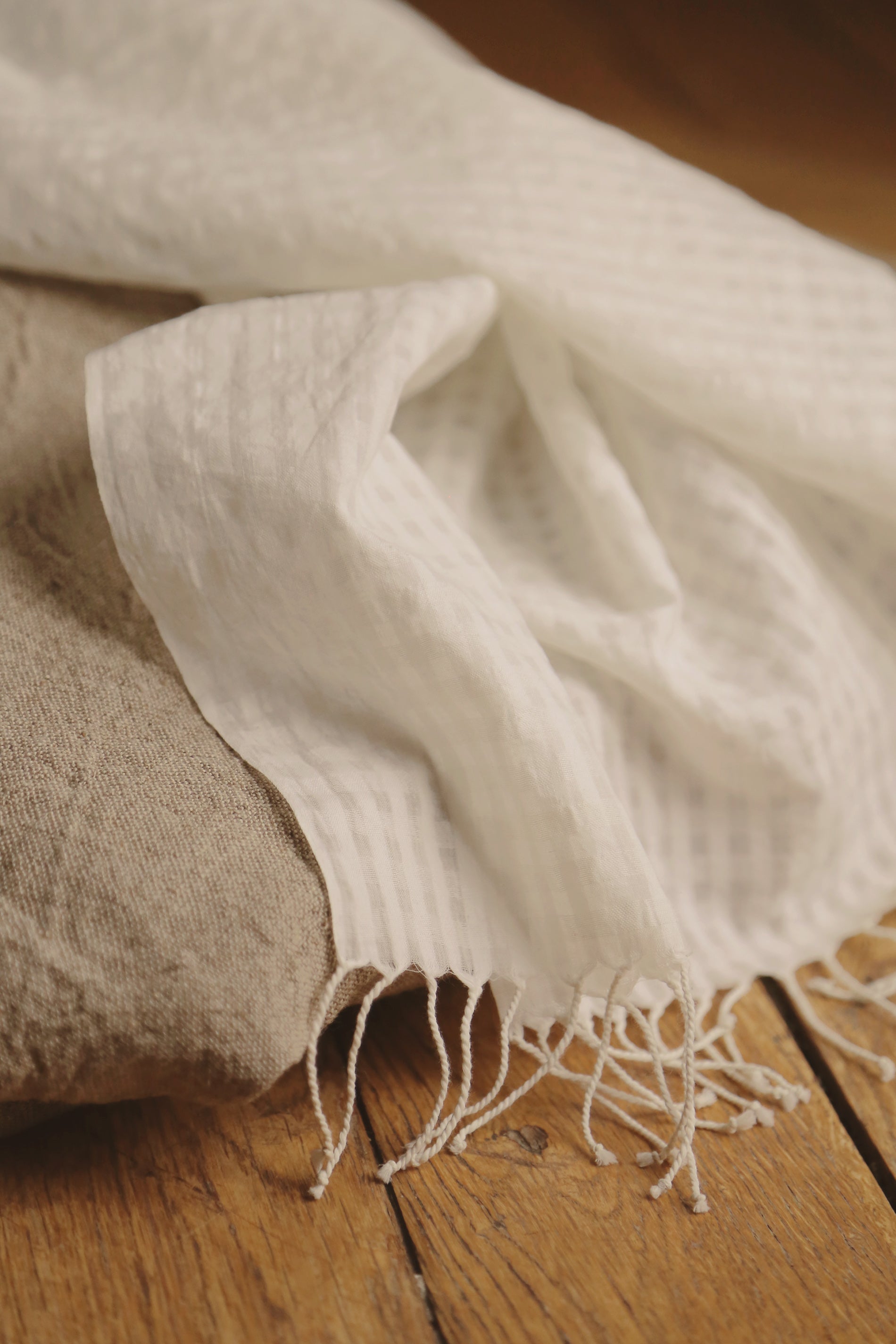 Rideau ou voilage Jalma en khadi de coton avec fines franges aux extremités