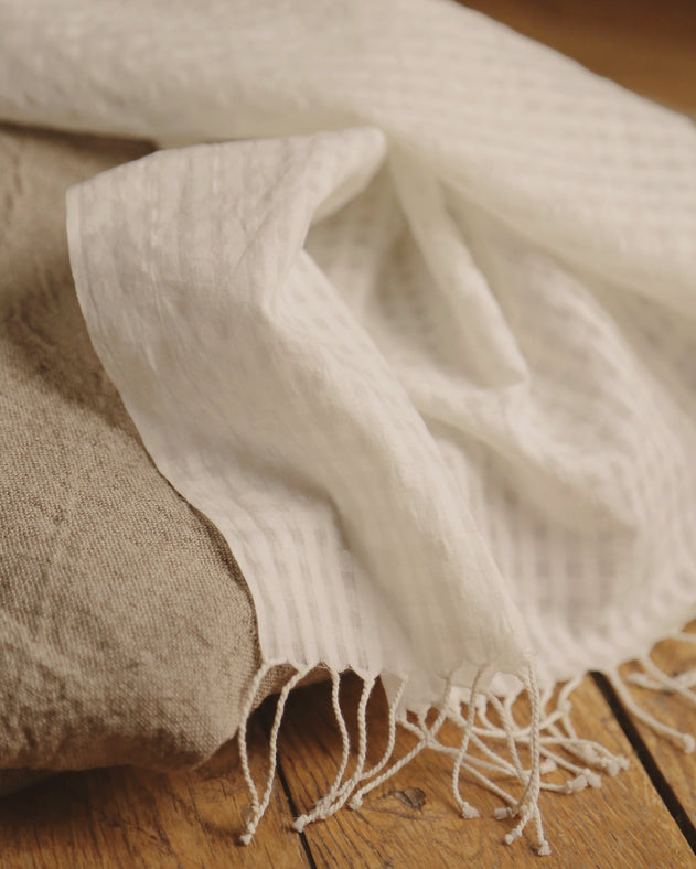 Rideau ou voilage Jalma en khadi de coton avec fines franges aux extremités