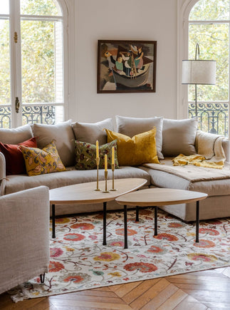 Tapis Lohdi avec ses motifs fleuris dans un salon aux teintes naturelles