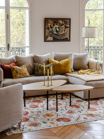 Tapis Lohdi avec ses motifs fleuris dans un salon aux teintes naturelles