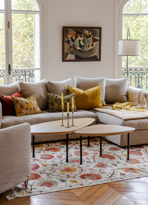Tapis Lohdi avec ses motifs fleuris dans un salon aux teintes naturelles