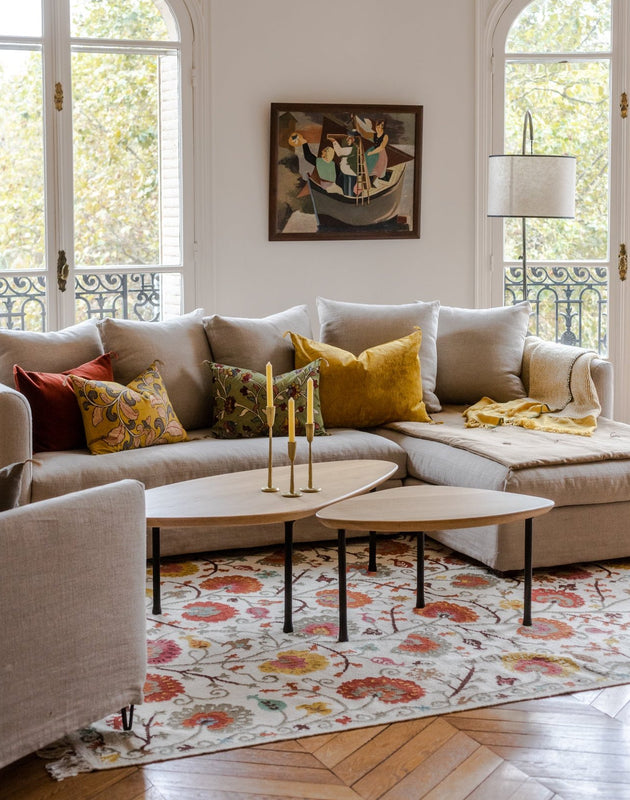 Tapis Lohdi avec ses motifs fleuris dans un salon aux teintes naturelles