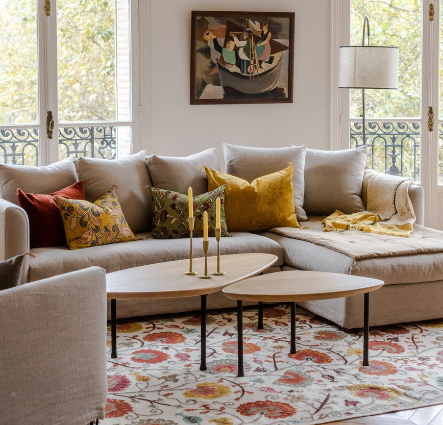 Tapis Lohdi avec ses motifs fleuris dans un salon aux teintes naturelles