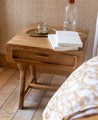 Elegante table de chevet en Teck Elior avec un tiroir