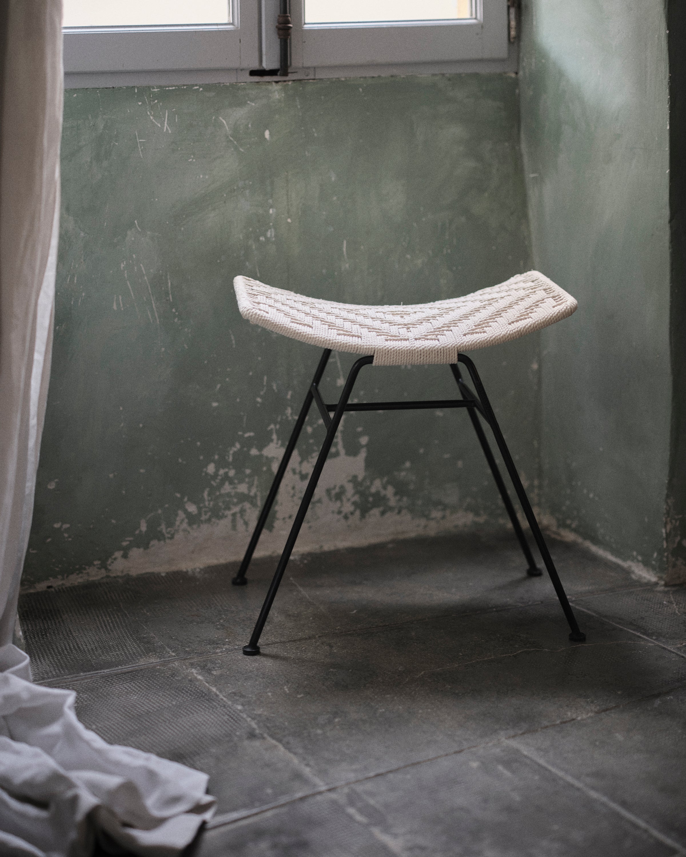Tabouret murgi losange en fer et coton couleur ivoire