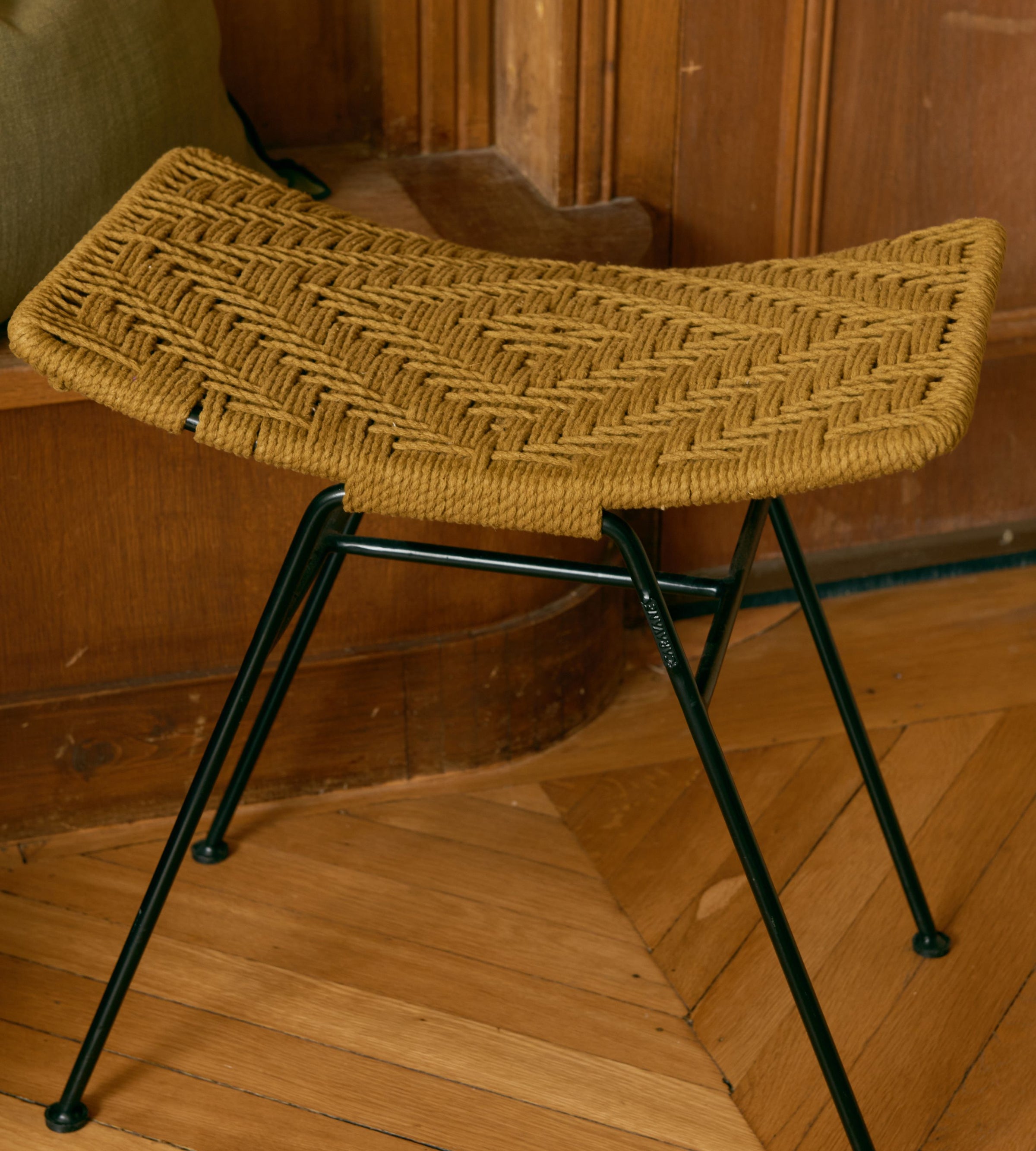 Elegant Tabouret en corde de coton tressé à la main sur une structure en fer. 