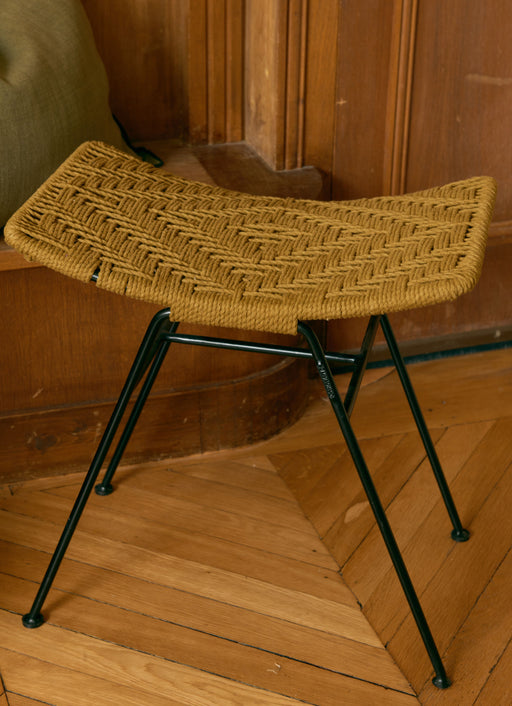 Elegant Tabouret en corde de coton tressé à la main sur une structure en fer. 