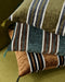 Détails des housses de coussin Tempo en velours de coton.