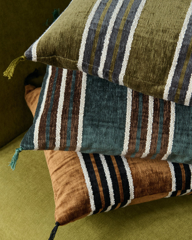 Détails des housses de coussin Tempo en velours de coton.