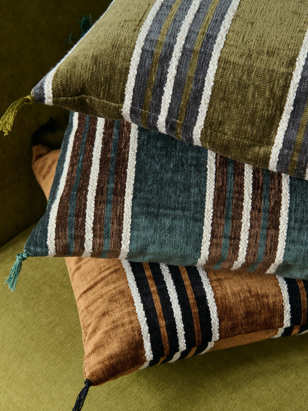 Détails des housses de coussin Tempo en velours de coton.