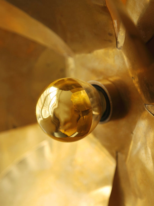 Luminaire doré avec son ampoule dorée qui diffuse une lumière chaude